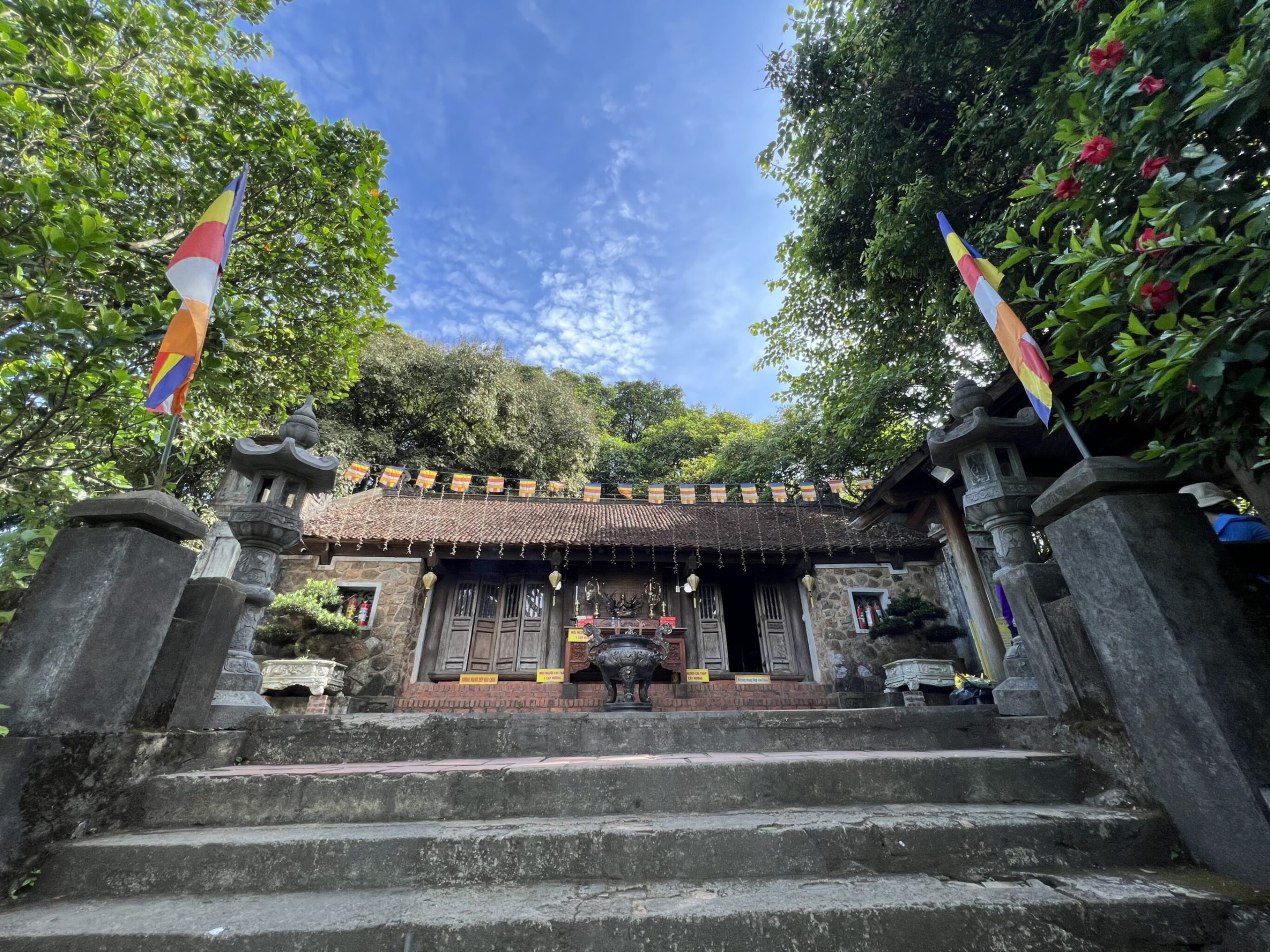 Tour du lịch chùa Hương có rất nhiều mức giá và lựa chọn